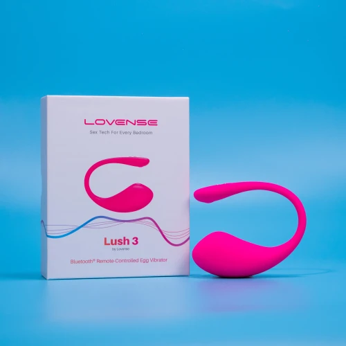 На фото зображено рожеве смарт віброяйце Lovense Lush 3 для жінок на блакитному тлі.