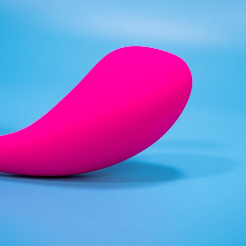 На фото зображено рожеве смарт віброяйце Lovense Lush 3 для жінок на блакитному тлі.