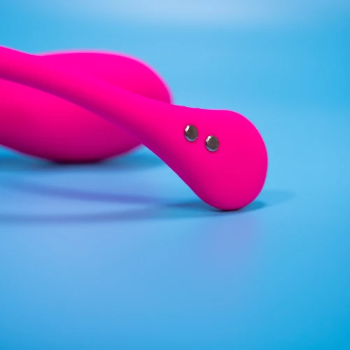 На фото зображено рожеве смарт віброяйце Lovense Lush 3 для жінок на блакитному тлі.