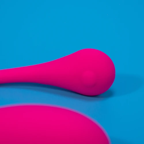 На фото зображено рожеве смарт віброяйце Lovense Lush 3 для жінок на блакитному тлі.