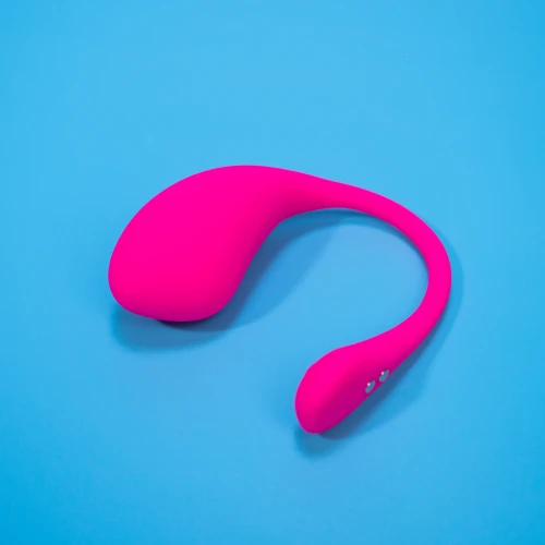 На фото зображено рожеве смарт віброяйце Lovense Lush 3 для жінок на блакитному тлі.