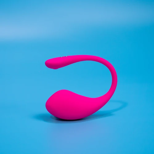 На фото зображено рожеве смарт віброяйце Lovense Lush 3 для жінок на блакитному тлі.