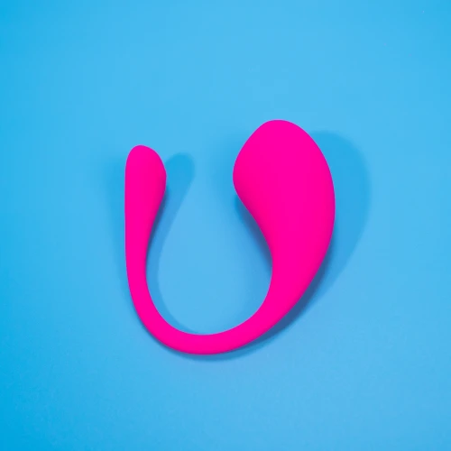 На фото зображено рожеве смарт віброяйце Lovense Lush 3 для жінок на блакитному тлі.