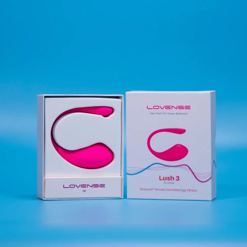 На фото зображено рожеве смарт віброяйце Lovense Lush 3 для жінок на блакитному тлі.