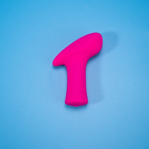 На фото зображено рожеву віброкулю з дистанційним керуванням Lovense Ambi для жінок на блакитному тлі.