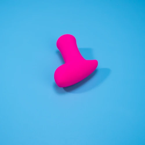 На фото зображено рожеву віброкулю з дистанційним керуванням Lovense Ambi для жінок на блакитному тлі.