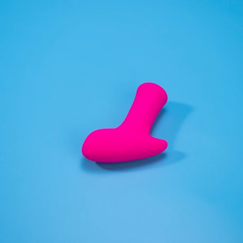 На фото зображено рожеву віброкулю з дистанційним керуванням Lovense Ambi для жінок на блакитному тлі.