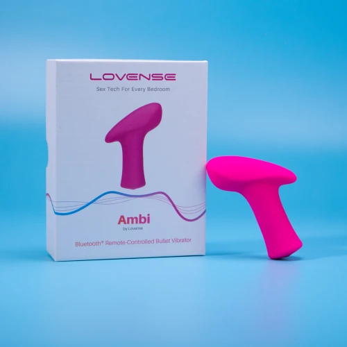 На фото зображено рожеву віброкулю з дистанційним керуванням Lovense Ambi для жінок на блакитному тлі.