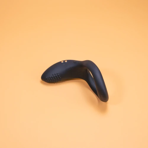 На фото зображено чорне розумне та потужне ерекційне кільце Lovense Diamo Cock Ring для чоловіків на світлому фоні