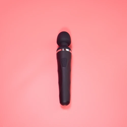 На изображении показан черный вибромассажер большого размера.