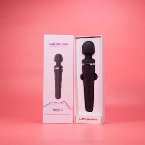 На данном изображении показан вибромассажер, расположенный в белой коробке и готовый к отправке.