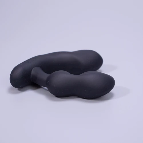 На фото изображен черный вибромассажер простаты с функцией Смарт для мужчин на светлом фоне