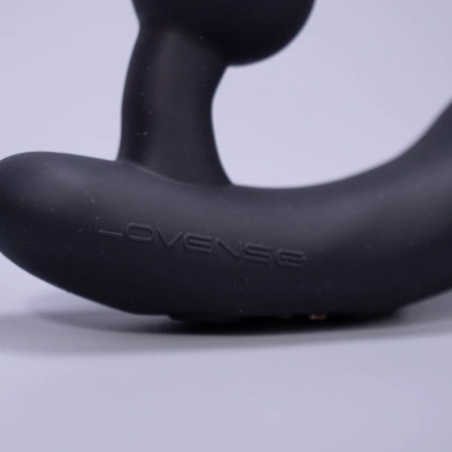 На фото изображен черный вибромассажер простаты с функцией Смарт для мужчин на светлом фоне