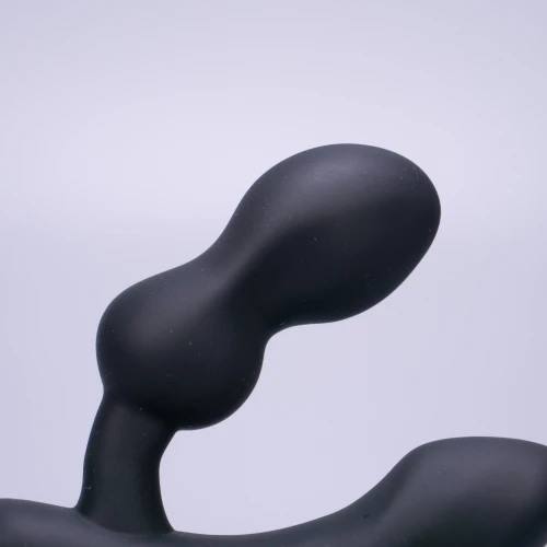 На фото изображен черный вибромассажер простаты с функцией Смарт для мужчин на светлом фоне