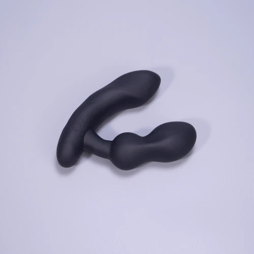 На фото изображен черный вибромассажер простаты с функцией Смарт для мужчин на светлом фоне