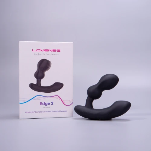 На фото изображен черный вибромассажер простаты с функцией Смарт для мужчин на светлом фоне