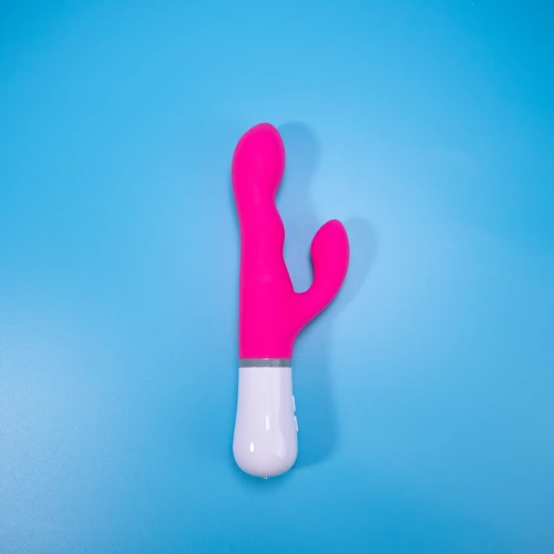 Зображення демонструє рожевий вібратор-кролик з білою основою на синьому тлі