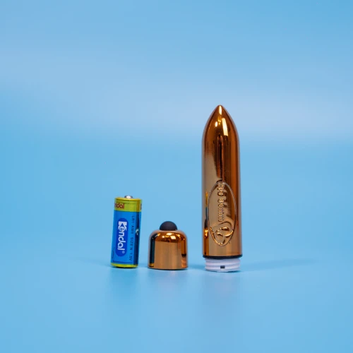 На фото зображено золотисту віброкулю з суперточною стимуляцією клітора та повним водозахистом Rocks Off 1-Speed ​​Copper для жінок на блакитному тлі.