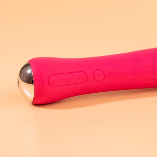 на фото находится розовый вибратор с серебряными вставками.
