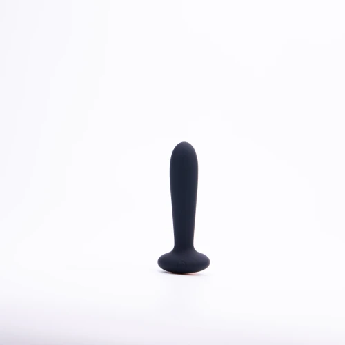 На фото зображено чорний анальний вібратор Svakom Primo Black унісекс на світлому фоні