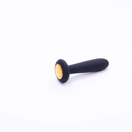 На фото зображено чорний анальний вібратор Svakom Primo Black унісекс на світлому фоні