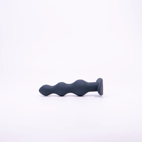 На фото изображена черная анальная вибропробка Dorcel DEEP SECRET M на светлом фоне