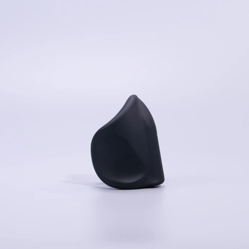 На фото изображен черный мастурбатор с вибрацией MAN.WAND STARTER для мужчин на светлом фоне