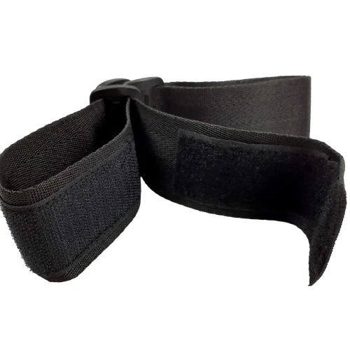 На фото зображено чорний набір для фіксації Art of Sex BDSM Hands to feet Simple унісекс на світлому фоні