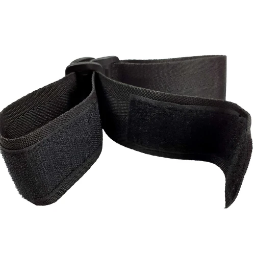 На фото зображено чорний набір для фіксації Art of Sex BDSM Hands to feet Simple унісекс на світлому фоні