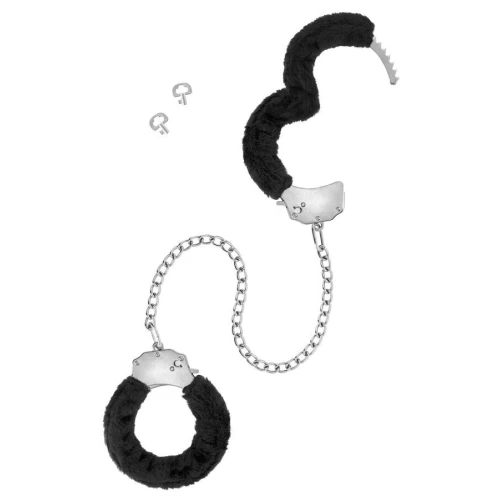 На фото изображены поножи с черным мехом Fetish Tentation Adjustable metal and fur ankle cuffs унисекс на белом фоне