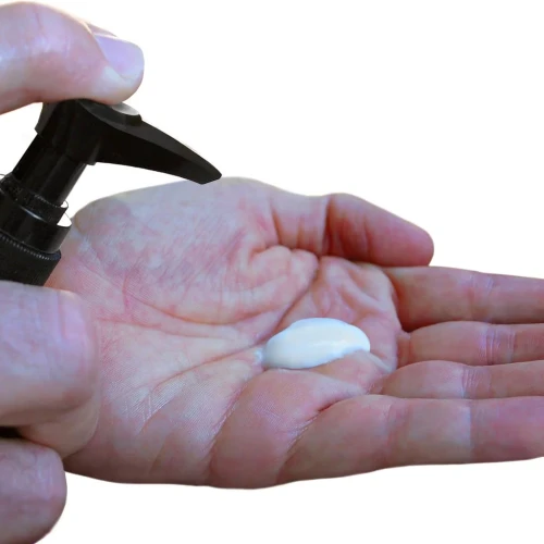 На этом фото изображен Bathmate Max Out Testostomax (100 мл) - Крем для джелкинга и увеличения пениса на светлом фоне