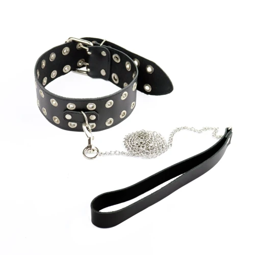 На фото зображено чорний нашийник із металевими заклепками з повідцем із натуральної шкіри Art of Sex - Tessa унісекс на білому тлі