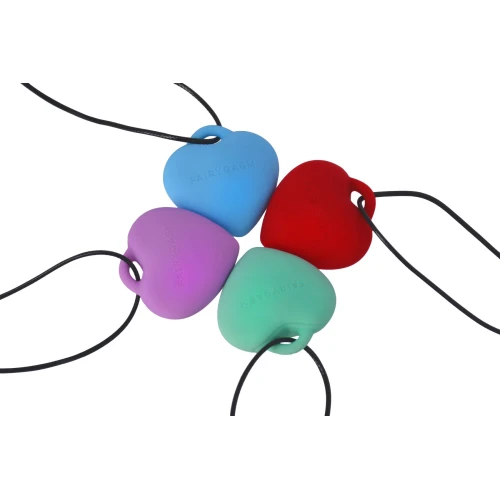 На фото зображено різнокольорові вібратори серця із чорним ланцюжком FairyGasm PleasureStone для жінок на білому тлі.