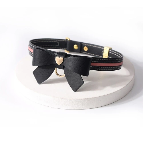 На фото изображен черный поводок LOCKINK SEVANDA Love Heart Butterfly Leather Collar Set - Black унисекс на белом фоне