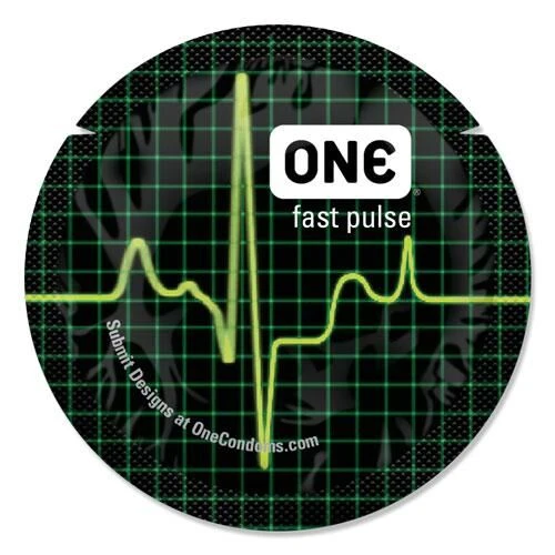 На фото изображен зеленый презерватив ONE Glowing Pleasures для мужчин на белом фоне.