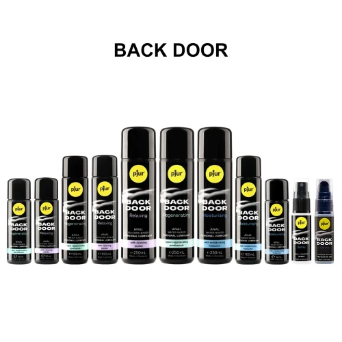 На фото зображено чорний анальний лубрикант на водній основі з пантелоном та екстрактом ромашки Pjur backdoor Regenerating 250мл на білому тлі.