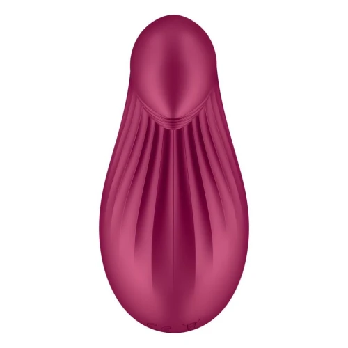 На фото изображен бордовый вибратор для стимуляции клитора Satisfyer Dipping Delight Berry для женщин на белом фоне.
