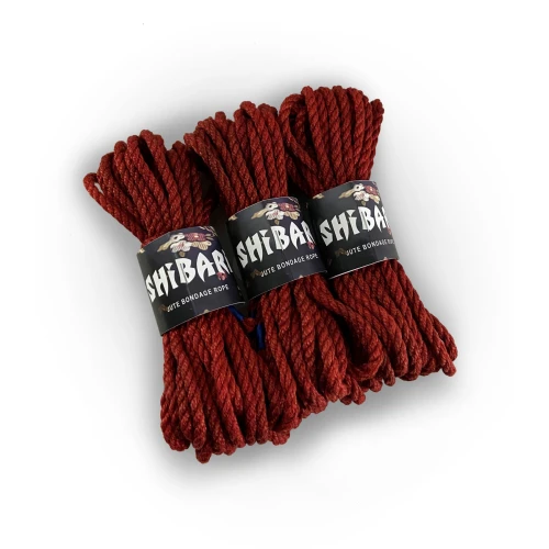 На фото зображено червоний мотузок для шибарі Feral Feelings Shibari Rope унісекс на світлому тлі