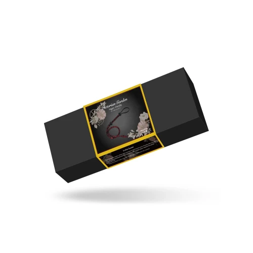 На фото зображено чорно-червоний батіг для бандажу Liebe Seele Victorian Garden Bull Whip унісекс на білому тлі