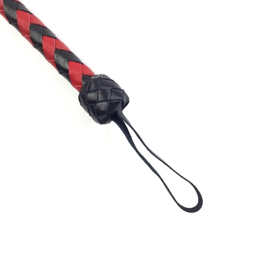 На фото зображено чорно-червоний батіг з натуральної шкіри Art of Sex - Whip Snake унісекс на білому тлі