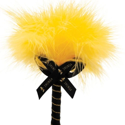 На фото зображено жовту метелочку для оральних ласк Shunga Body Powder – Luscious Mango (75 гр) унісекс на білому тлі.