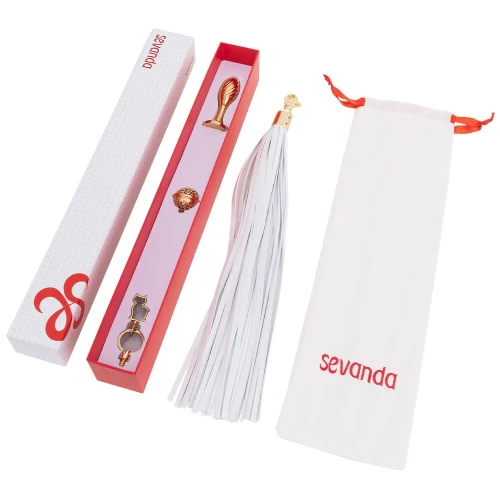 На фото зображена металева золота пробка з хвостом поні LOCKINK SEVANDA White Pony-Tail,Anal Pear-shape Plug унісекс на білому тлі