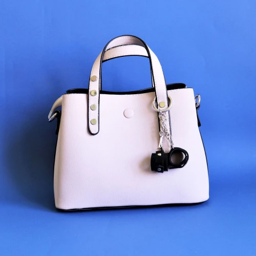 На фото изображен черный брелок наручники для ключей унисекс на светлом фоне