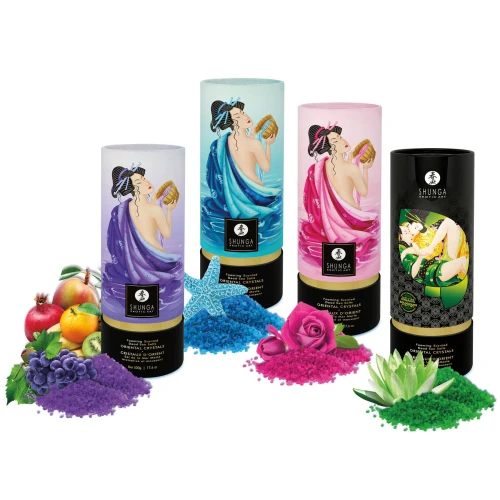На фото зображено різнокольорову сіль мертвого моря для ванни Shunga Oriental Crystals Bath Salts (500 г) унісекс на білому тлі.