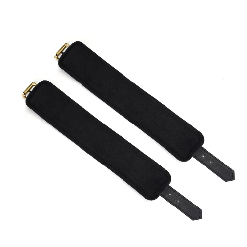 На фото изображены красные поножи в черном кружеве в японском стиле Liebe Seele Victorian Garden Ankle Cuffs на белом фоне 