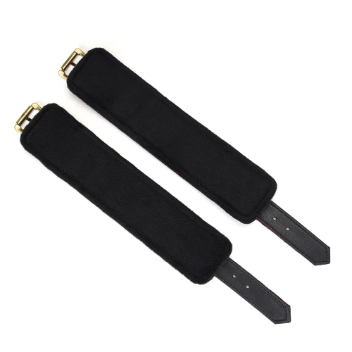 На фото зображені червоні наручники в чорному мереживі із золотим ланцюжком у японському стилі Liebe Seele Victorian Garden Wrist Cuff на білому тлі