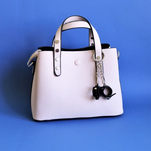 На фото изображен черный брелок наручники с пряжей для ключей унисекс на светлом фоне