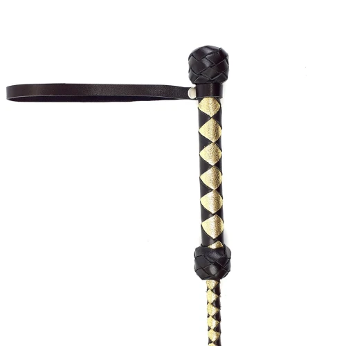 На фото зображено чорно-золотий стек із натуральної шкіри Art of Sex - Riding crop Classic унісекс на білому тлі