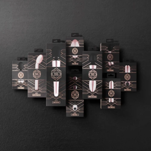 На фото изображено множество коробок.