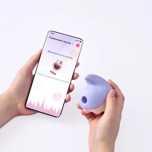 На фото изображен фиолетовый стимулятор с вакуумом и вибрацией в форме единорога Magic Motion Unicorn для женщин на лавандовом фоне.